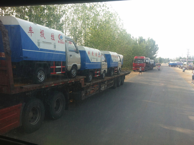 圖為準備發(fā)車至山西的小型<a href=http://www.njsjdq.com/ljc target=_blank class=infotextkey>垃圾車</a>