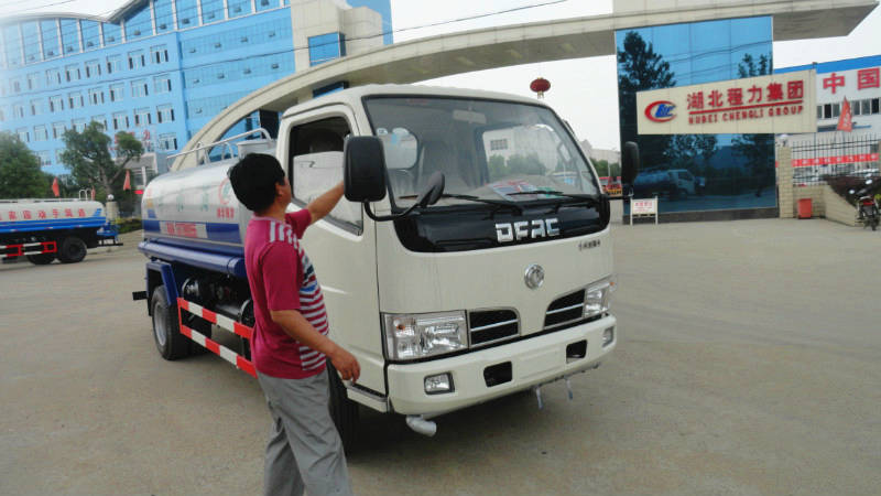 正在給5噸<a href=http://www.njsjdq.com/ssc target=_blank class=infotextkey>灑水車</a>做出廠前準(zhǔn)備