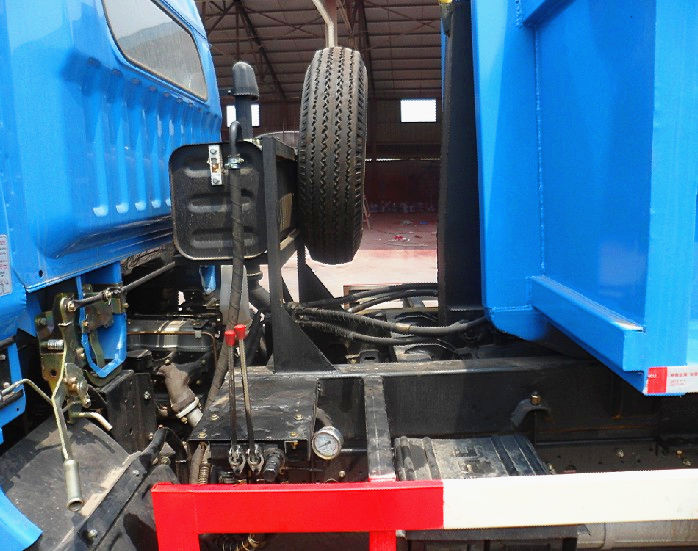 勾臂式垃圾車?yán)渑c駕駛室部分