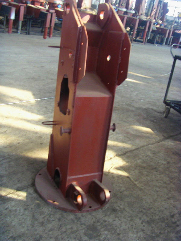 隨車吊的立柱:立柱是連接吊臂和機架的重要部件,貨物左右旋轉(zhuǎn)時主要靠立柱