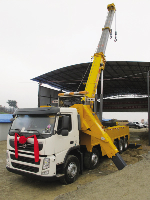 昨日，目前國內(nèi)最大噸位的道路<a href=http://www.njsjdq.com/qzc/ target=_blank class=infotextkey>清障車</a>正式“落戶”貴陽。該清障車車價近300萬元，集吊裝、拖車于一體，最大起吊高度13.2米，最大拖牽重量54噸，最大起吊重量60噸，可安全快速地對交通事故中側(cè)翻的重型貨車、重型<a href=http://www.njsjdq.com/ygc/ target=_blank class=infotextkey>油罐車</a>等進行起吊、救援和拖運，及時恢復(fù)現(xiàn)場交通。曾秦 攝