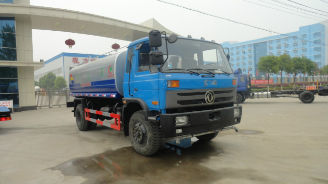 程力廠門 前的東風153<a href=http://www.njsjdq.com/ssc target=_blank class=infotextkey>灑水車</a>