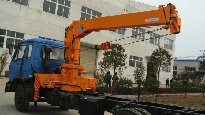直臂式隨車起重機: 直臂式隨車起重機是通過吊臂的伸縮油 缸把吊臂伸出或縮回。