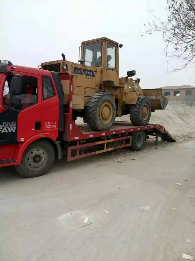 解放J6平板運(yùn)輸車(chē)拖裝載機(jī)