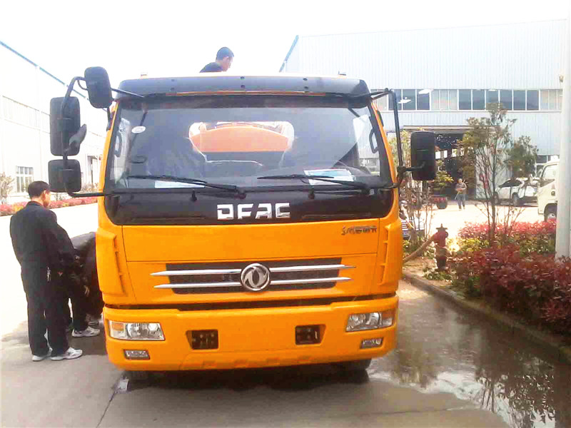 高壓清洗<a href=http://www.njsjdq.com/xifenche/ target=_blank class=infotextkey>吸糞車</a>正面圖